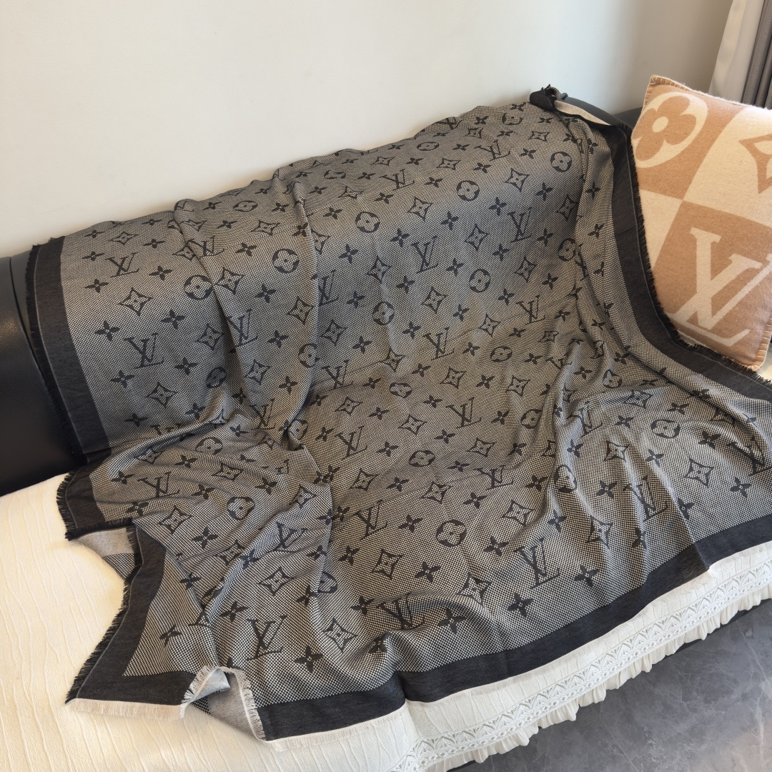 P195【Lv质感好牛，超赞小披肩~！】手感巨NB，蓬松柔软，奢华有质感！！尺寸规格：120cm*120cm，70%羊毛30%桑.