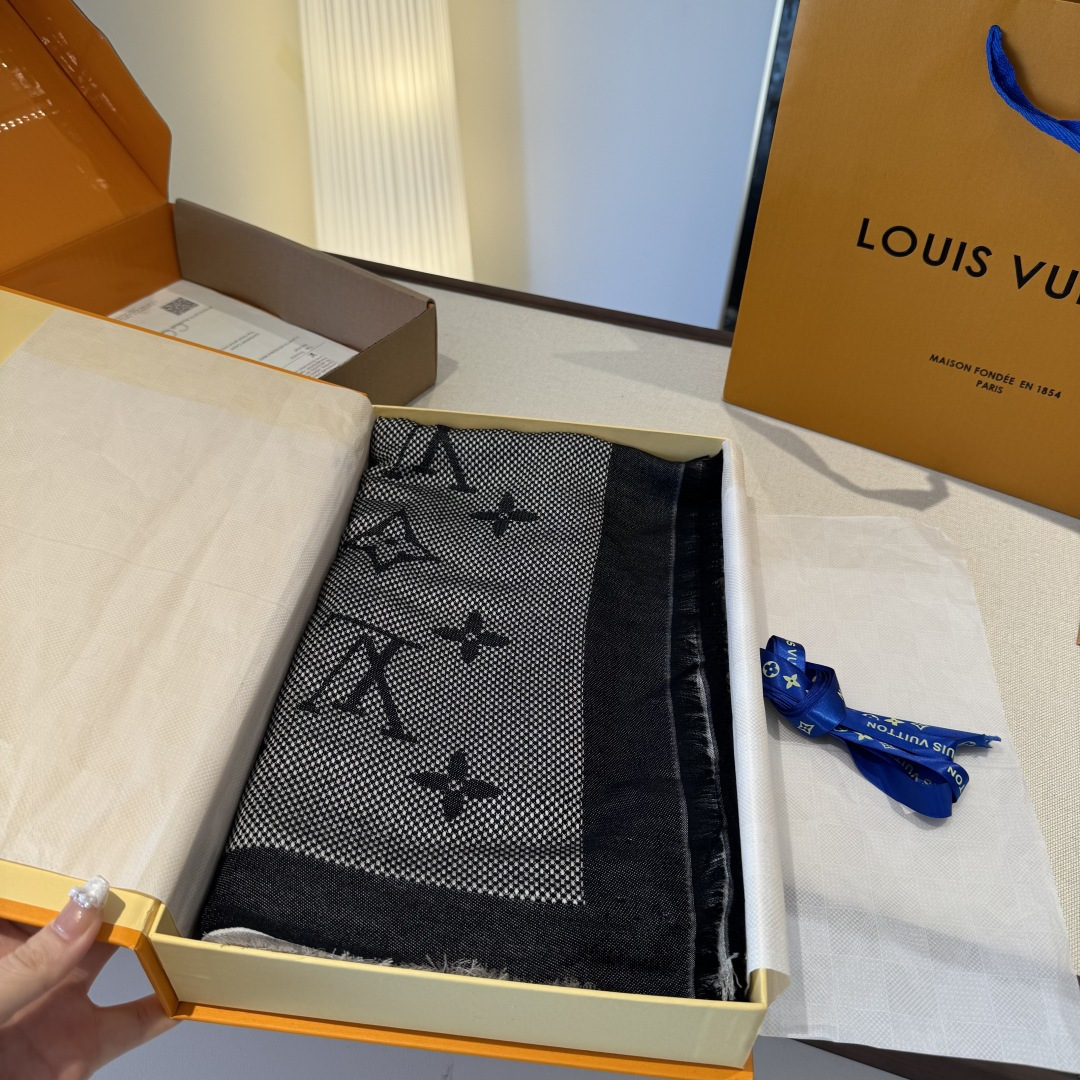 P195【Lv质感好牛，超赞小披肩~！】手感巨NB，蓬松柔软，奢华有质感！！尺寸规格：120cm*120cm，70%羊毛30%桑.