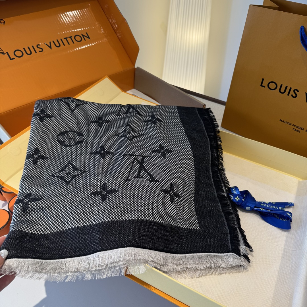 P195【Lv质感好牛，超赞小披肩~！】手感巨NB，蓬松柔软，奢华有质感！！尺寸规格：120cm*120cm，70%羊毛30%桑.