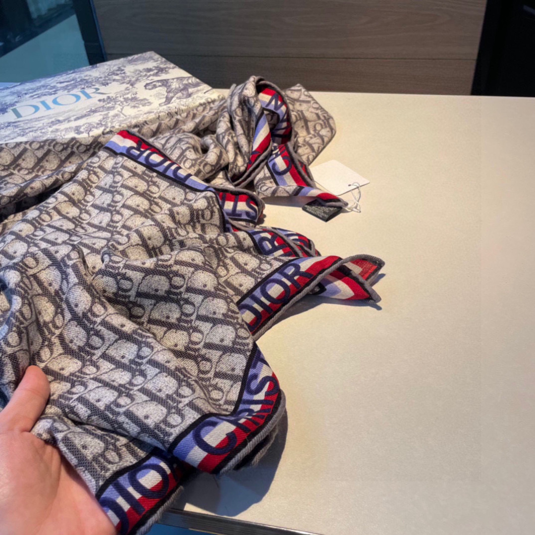 这样的Dior老花真的无敌时髦百搭！！】D/ior新款字母老花人字纹真丝羊绒披肩！！气质到灵魂深处啊。独