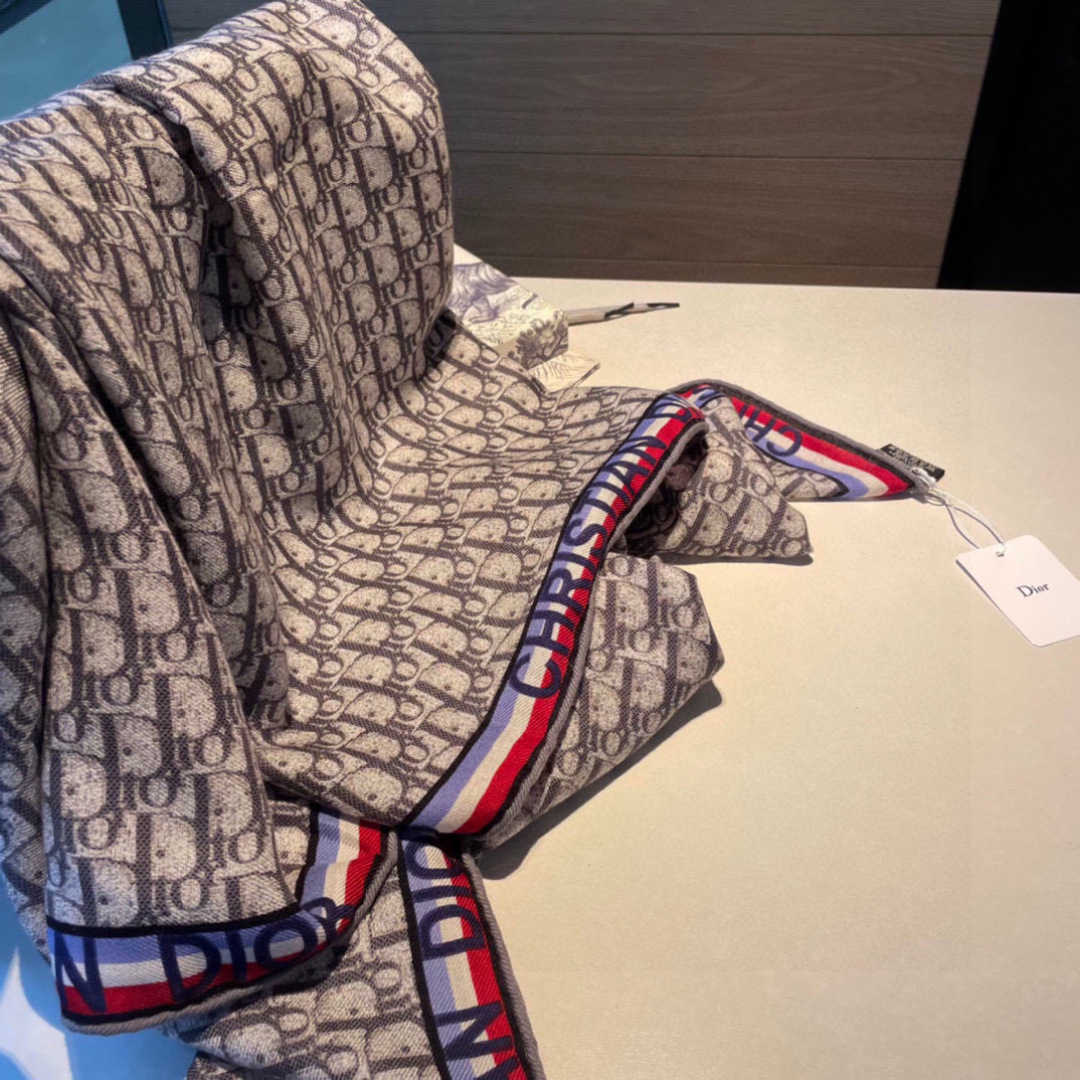 这样的Dior老花真的无敌时髦百搭！！】D/ior新款字母老花人字纹真丝羊绒披肩！！气质到灵魂深处啊。独