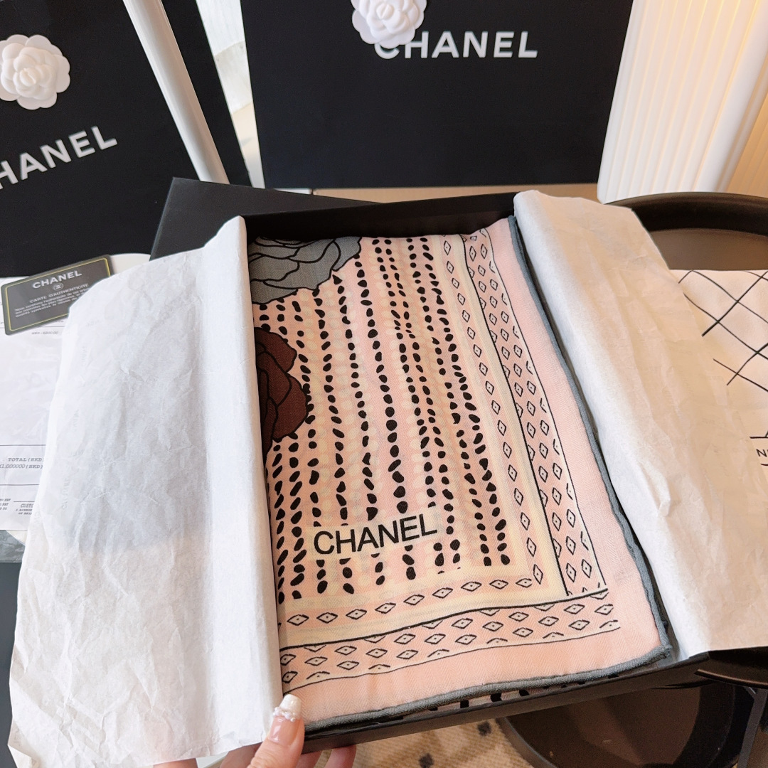 经典茶花优雅Coco风，Chanel最新菱格丝绒大方巾~气质到骨子里，香奶奶新一季的面料超高级，真心超级