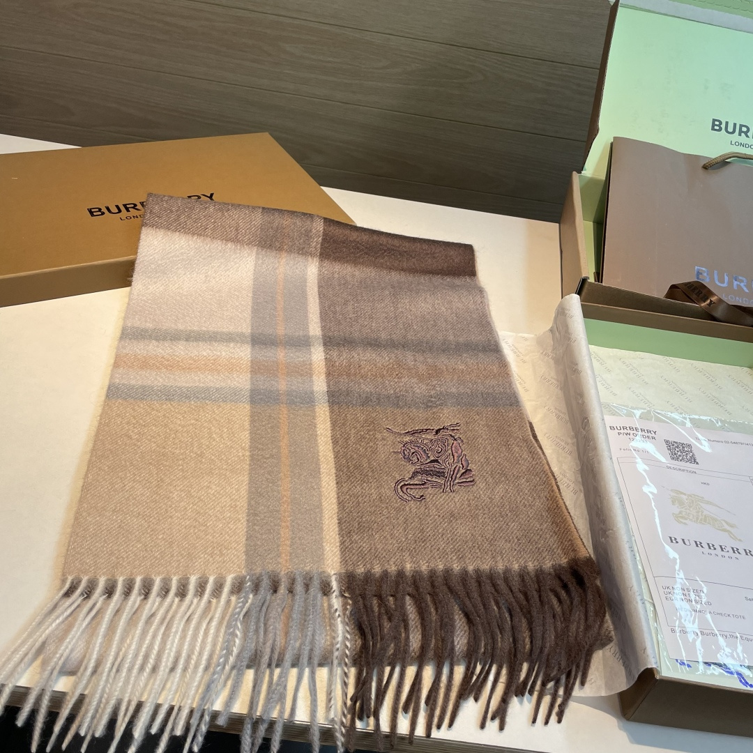 百分百山羊绒 🆕【▪️ 惊艳！披着围着都美的~让人过目不忘！！】巴宝莉这款出来的效果真的，一秒美晕！！太