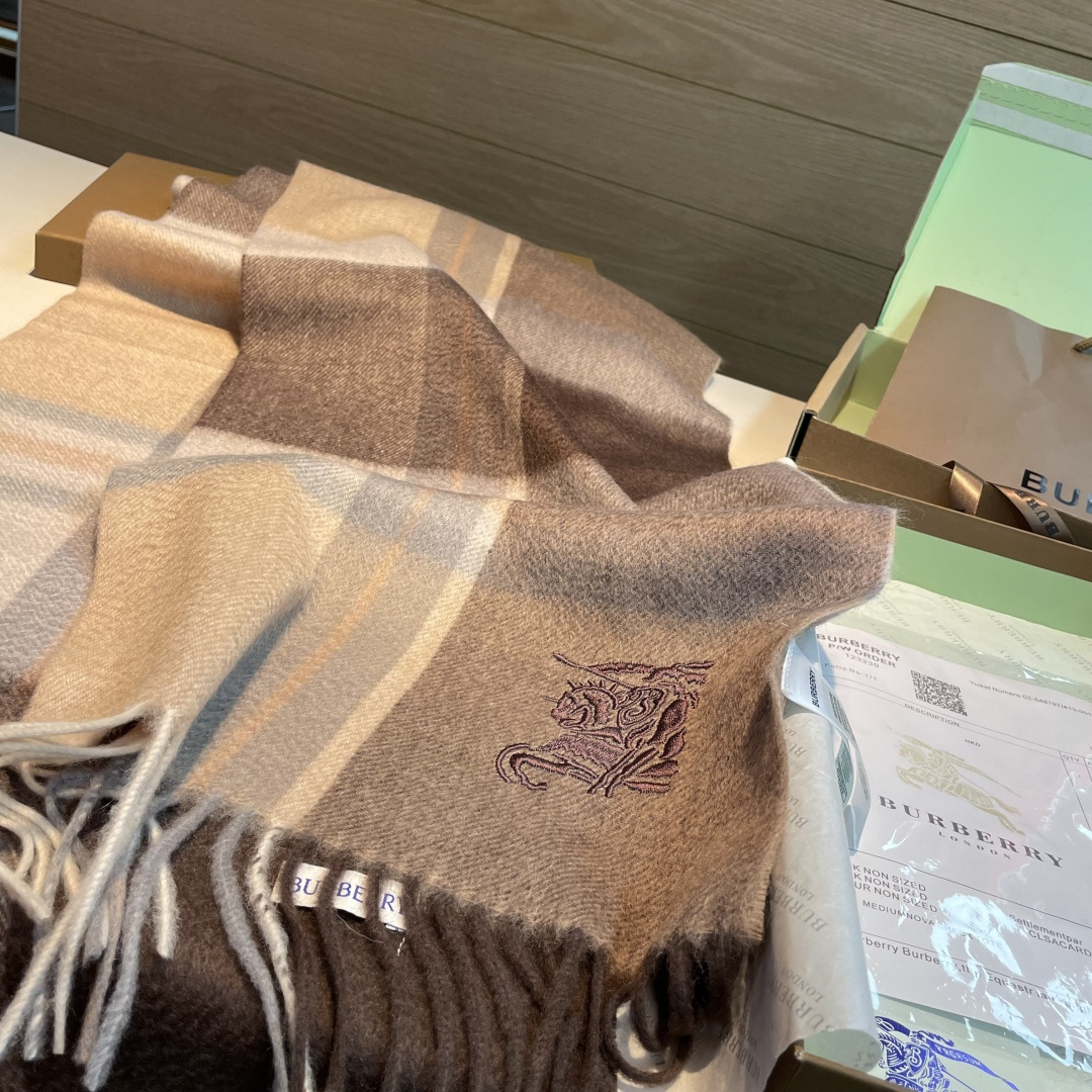 百分百山羊绒 🆕【▪️ 惊艳！披着围着都美的~让人过目不忘！！】巴宝莉这款出来的效果真的，一秒美晕！！太