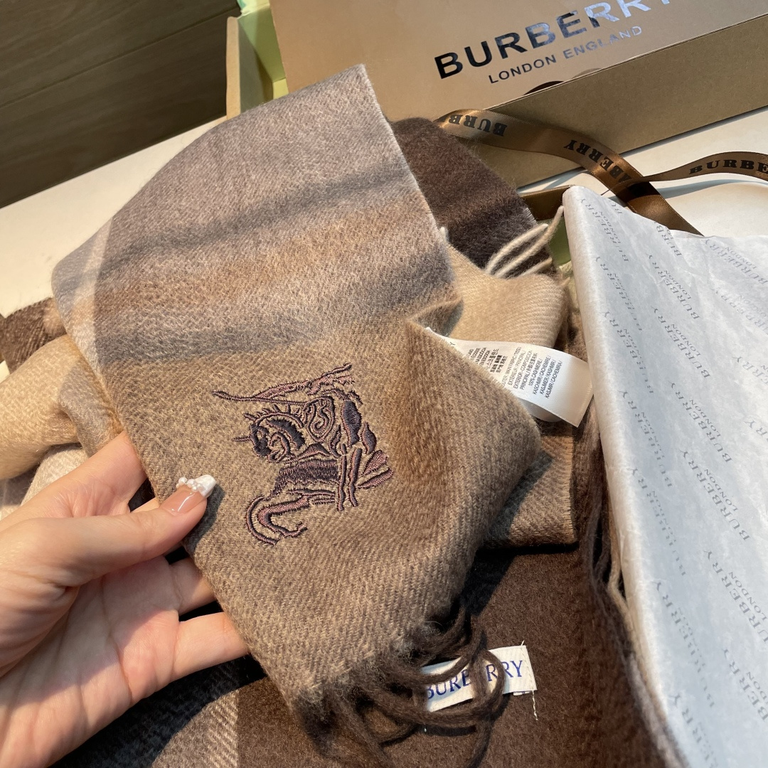 百分百山羊绒 🆕【▪️ 惊艳！披着围着都美的~让人过目不忘！！】巴宝莉这款出来的效果真的，一秒美晕！！太