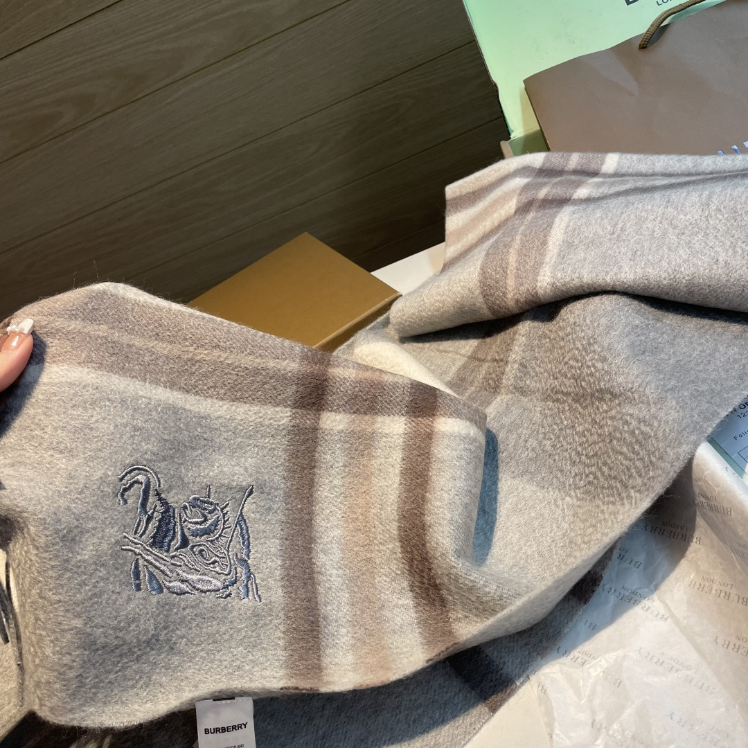 百分百山羊绒 🆕【▪️ 惊艳！披着围着都美的~让人过目不忘！！】巴宝莉这款出来的效果真的，一秒美晕！！太