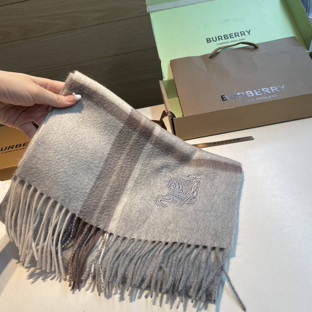 百分百山羊绒 🆕【▪️ 惊艳！披着围着都美的~让人过目不忘！！】巴宝莉这款出来的效果真的，一秒美晕！！太