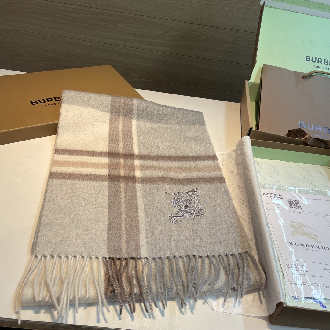 百分百山羊绒 🆕【▪️ 惊艳！披着围着都美的~让人过目不忘！！】巴宝莉这款出来的效果真的，一秒美晕！！太