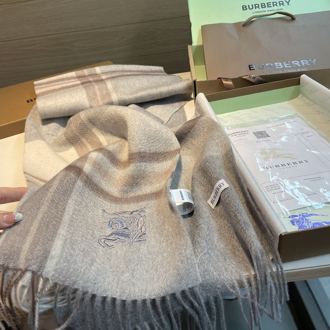 百分百山羊绒 🆕【▪️ 惊艳！披着围着都美的~让人过目不忘！！】巴宝莉这款出来的效果真的，一秒美晕！！太