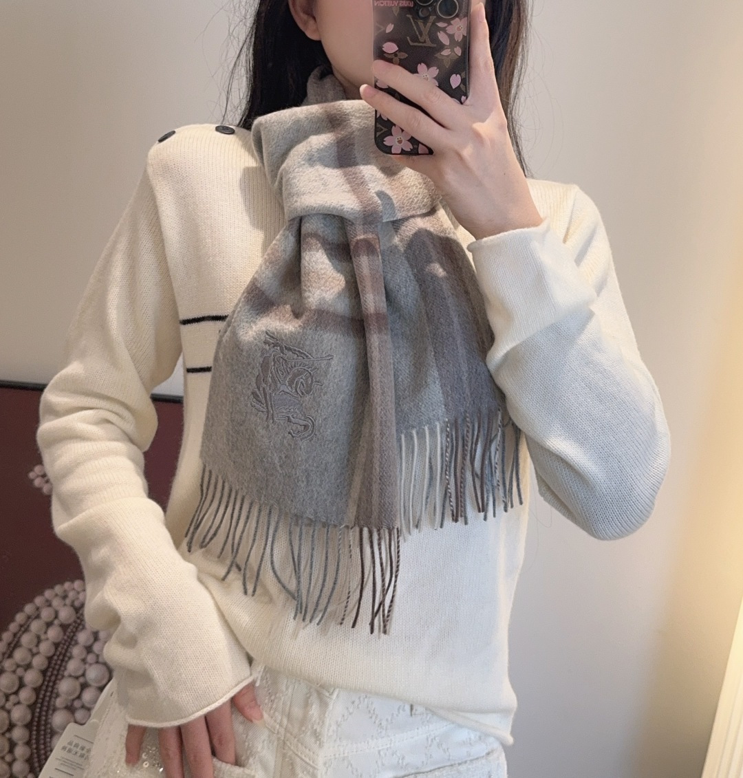 百分百山羊绒 🆕【▪️ 惊艳！披着围着都美的~让人过目不忘！！】巴宝莉这款出来的效果真的，一秒美晕！！太