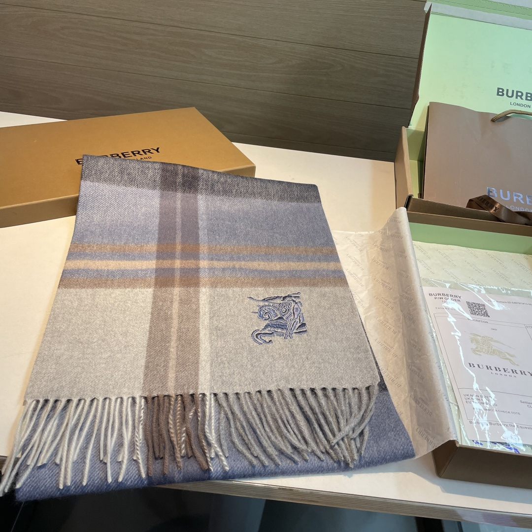 百分百山羊绒 🆕【▪️ 惊艳！披着围着都美的~让人过目不忘！！】巴宝莉这款出来的效果真的，一秒美晕！！太