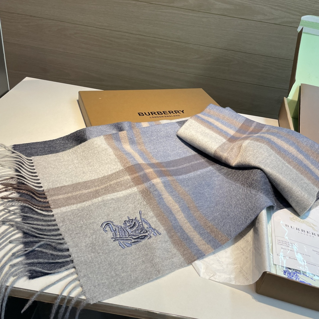 百分百山羊绒 🆕【▪️ 惊艳！披着围着都美的~让人过目不忘！！】巴宝莉这款出来的效果真的，一秒美晕！！太