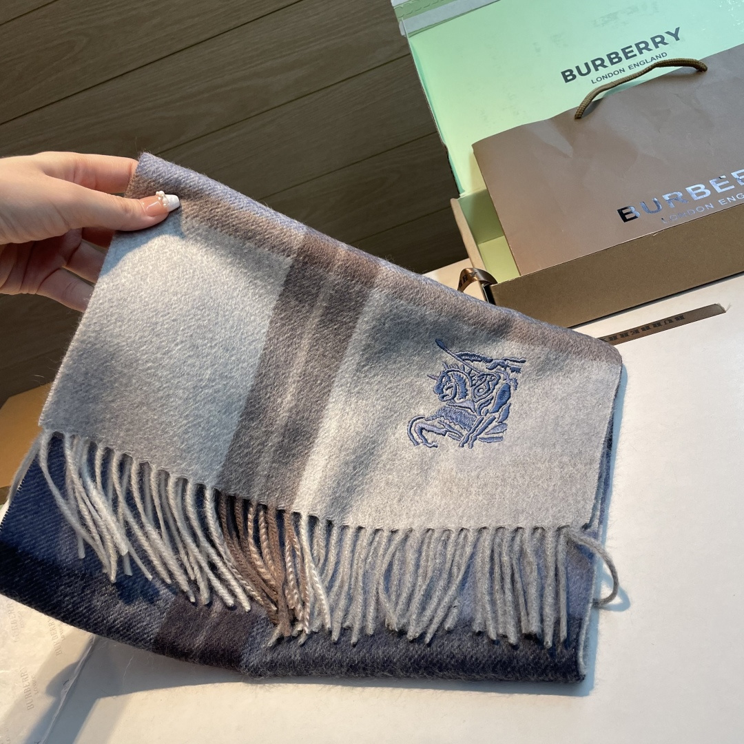 百分百山羊绒 🆕【▪️ 惊艳！披着围着都美的~让人过目不忘！！】巴宝莉这款出来的效果真的，一秒美晕！！太