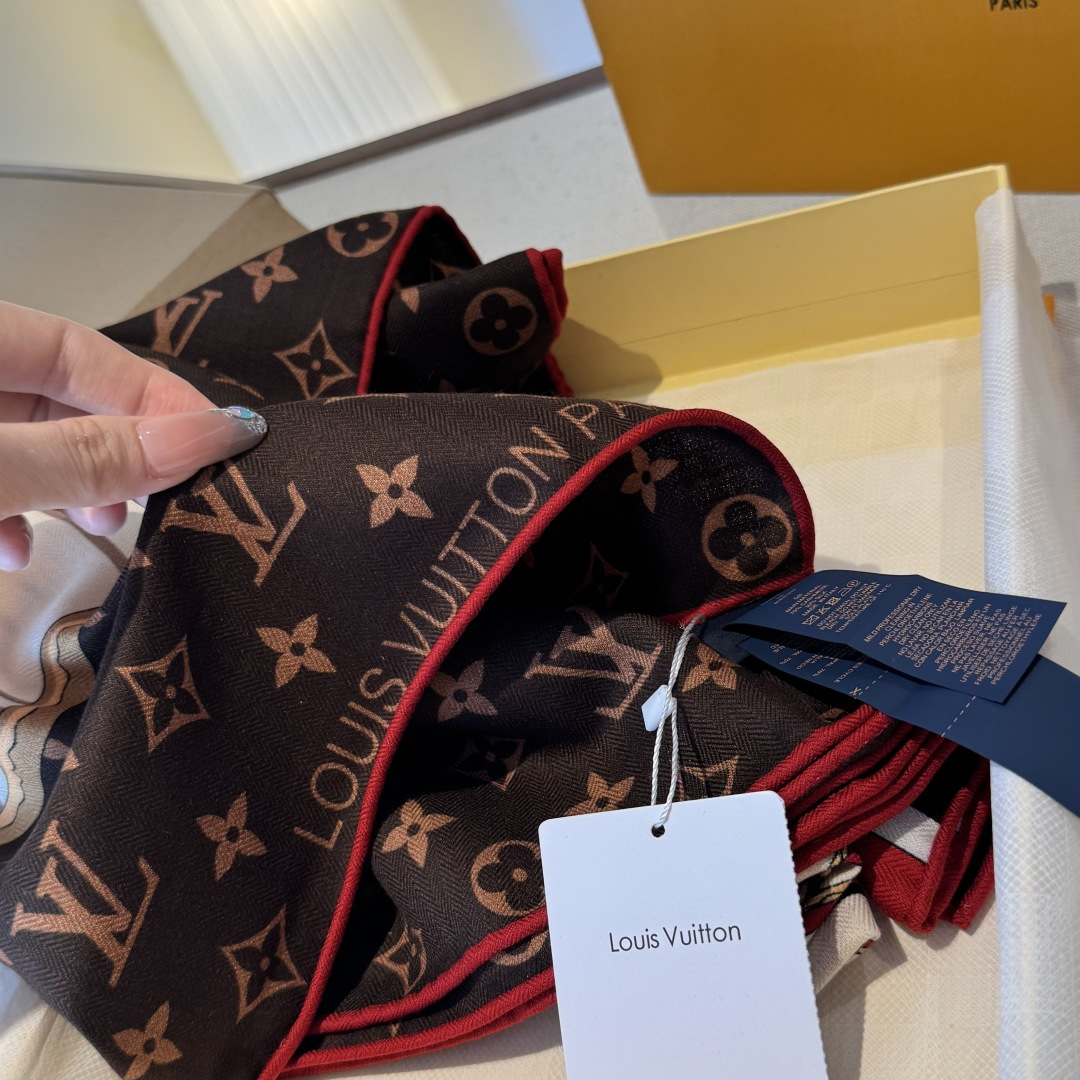 Monogram Infinity 方巾依托印花工艺将 Monogram 图案巧妙铺陈于莹润桑蚕丝，再以