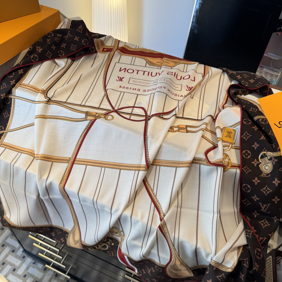 Monogram Infinity 方巾依托印花工艺将 Monogram 图案巧妙铺陈于莹润桑蚕丝，再以