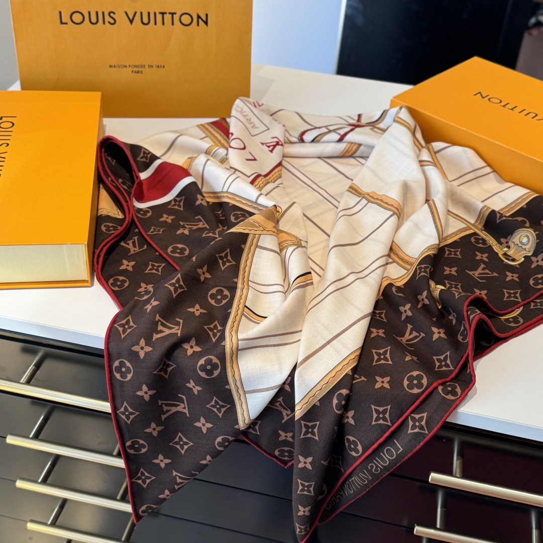 Monogram Infinity 方巾依托印花工艺将 Monogram 图案巧妙铺陈于莹润桑蚕丝，再以