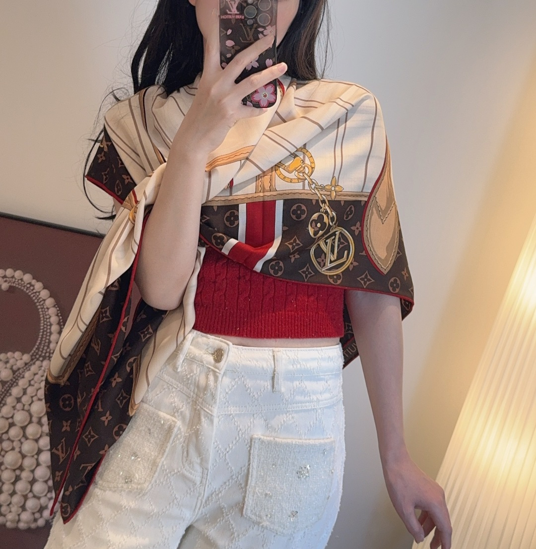 Monogram Infinity 方巾依托印花工艺将 Monogram 图案巧妙铺陈于莹润桑蚕丝，再以