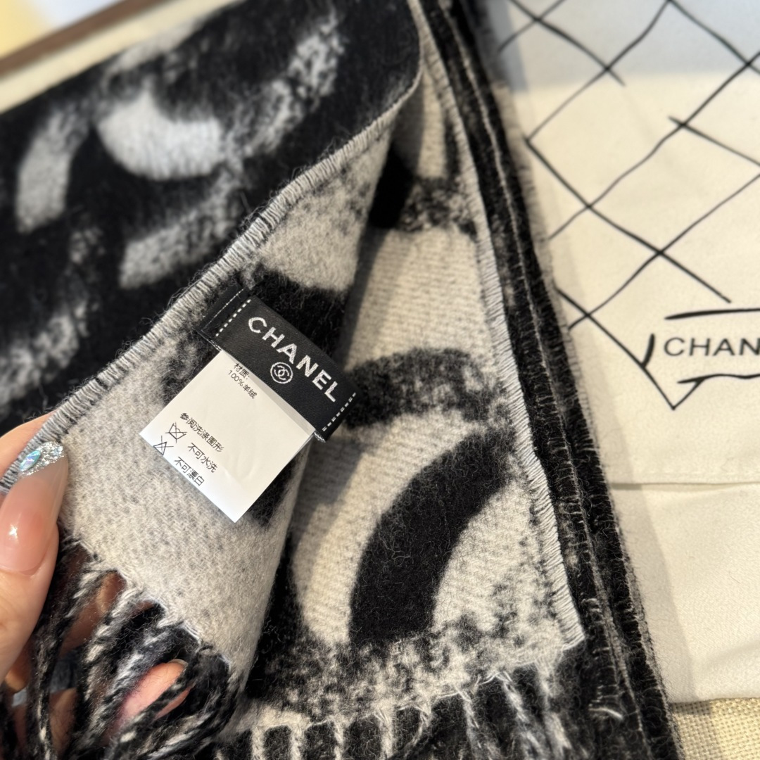 香奶奶独家新款，25k系列哈双面黑白熊猫渐变色Logo双C羊绒围巾披肩，规格，210cm×65cm，10