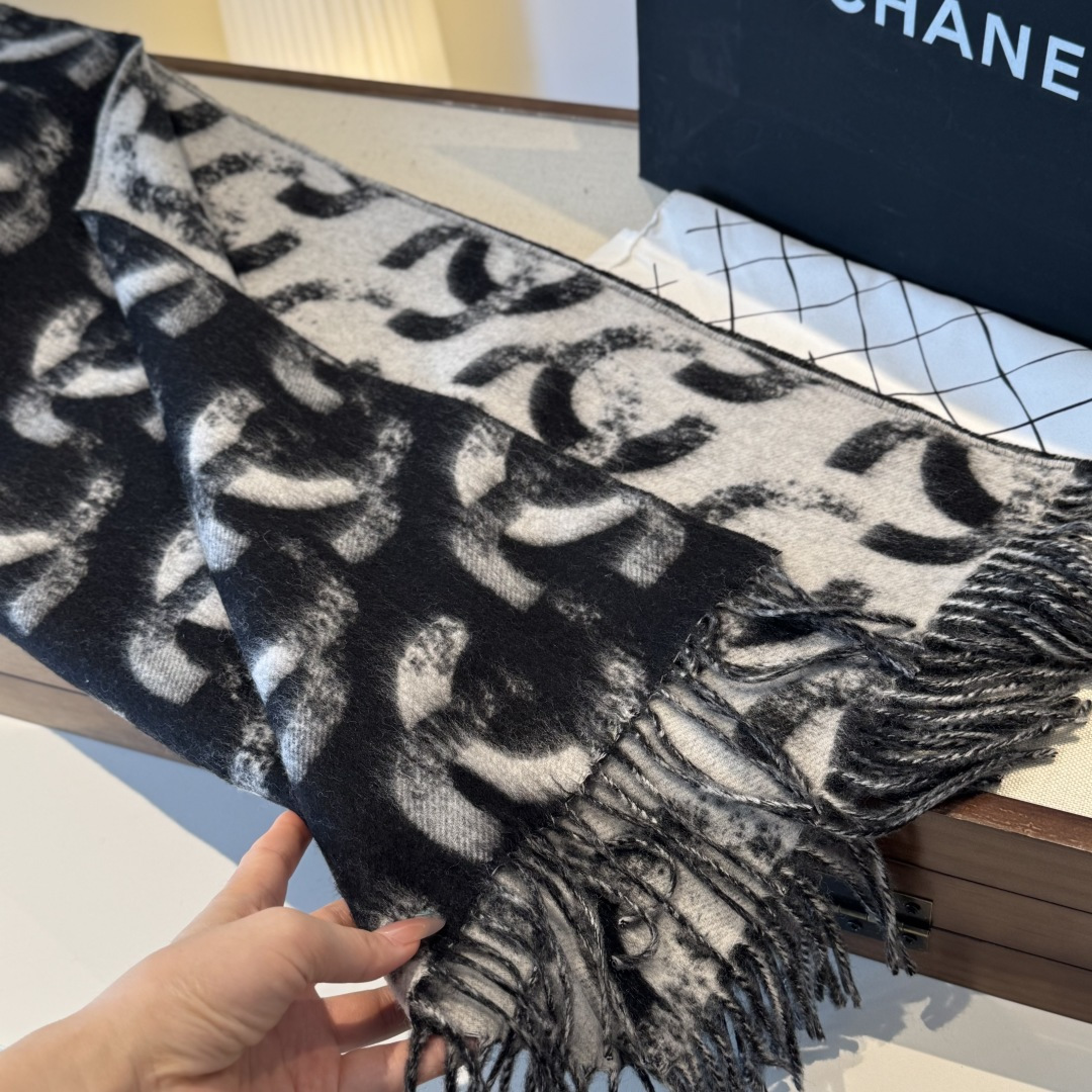 香奶奶独家新款，25k系列哈双面黑白熊猫渐变色Logo双C羊绒围巾披肩，规格，210cm×65cm，10