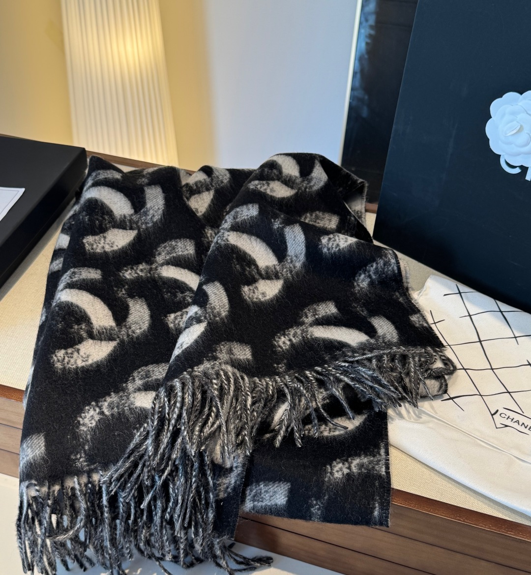 香奶奶独家新款，25k系列哈双面黑白熊猫渐变色Logo双C羊绒围巾披肩，规格，210cm×65cm，10
