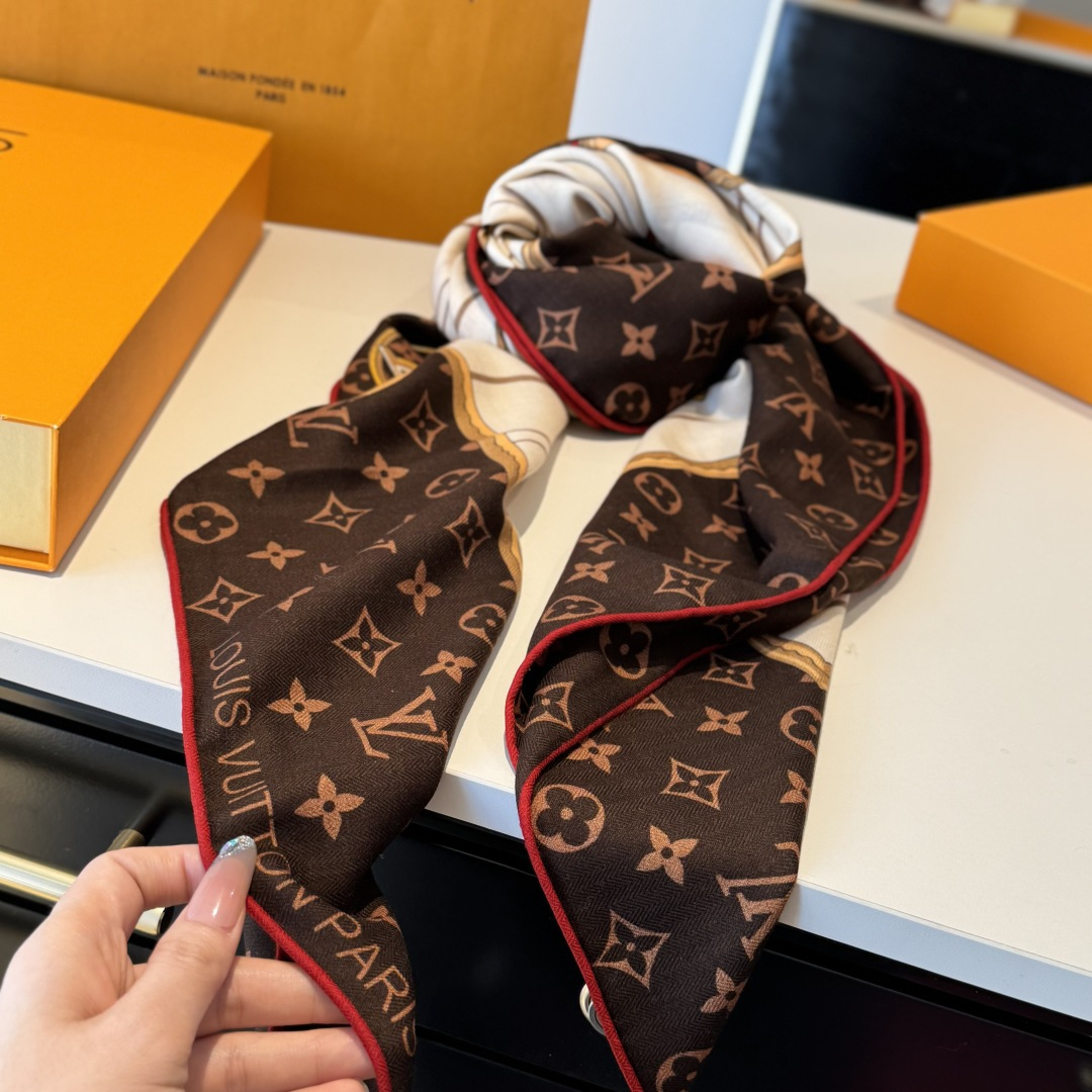 Monogram Infinity 方巾依托印花工艺将 Monogram 图案巧妙铺陈于莹润桑蚕丝，再以