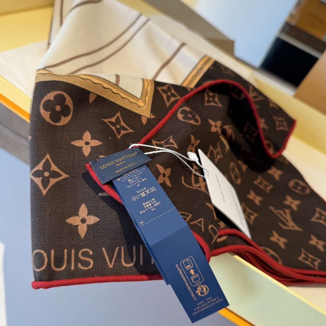 Monogram Infinity 方巾依托印花工艺将 Monogram 图案巧妙铺陈于莹润桑蚕丝，再以