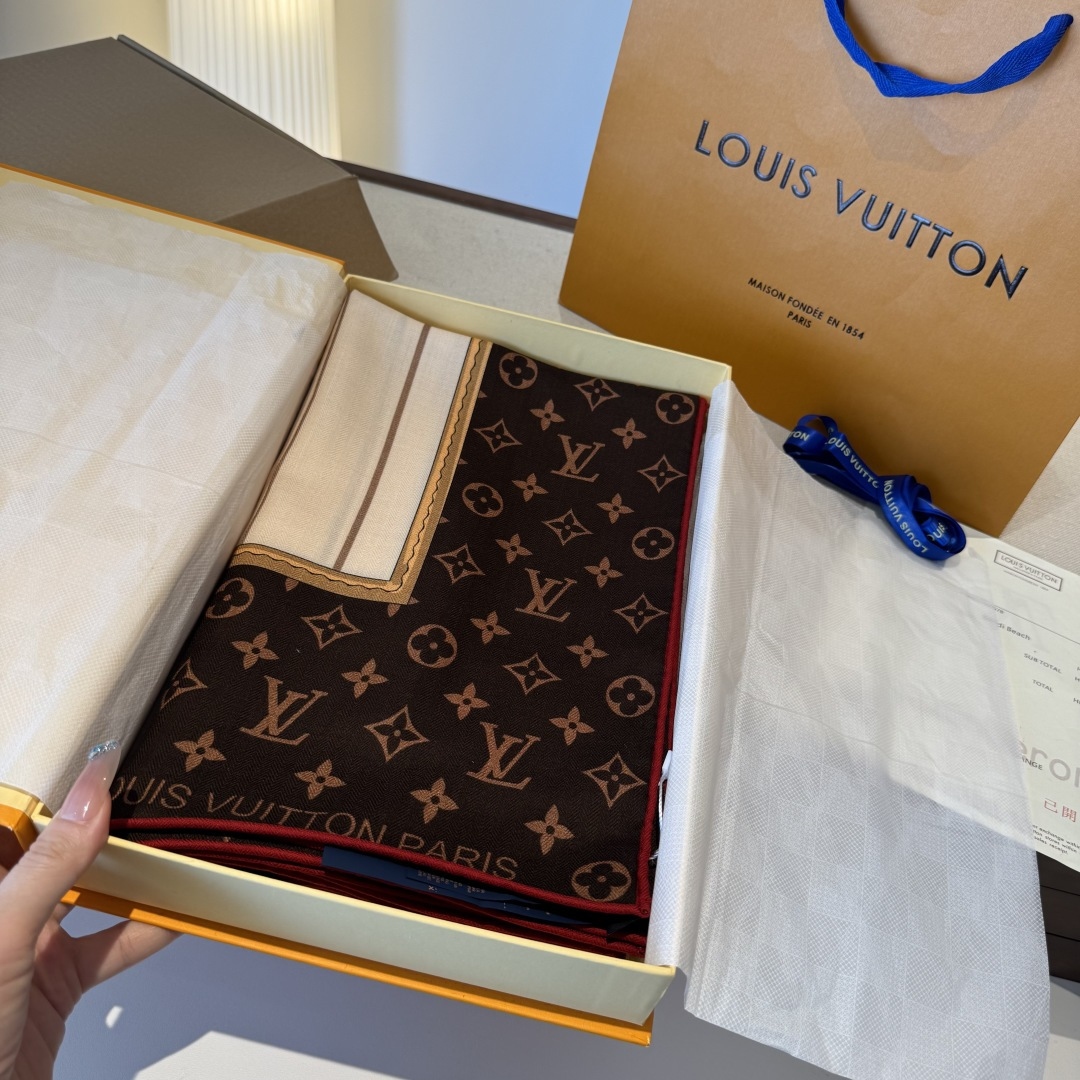 Monogram Infinity 方巾依托印花工艺将 Monogram 图案巧妙铺陈于莹润桑蚕丝，再以