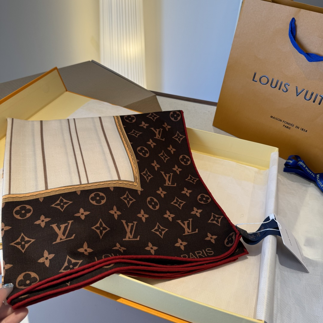 Monogram Infinity 方巾依托印花工艺将 Monogram 图案巧妙铺陈于莹润桑蚕丝，再以