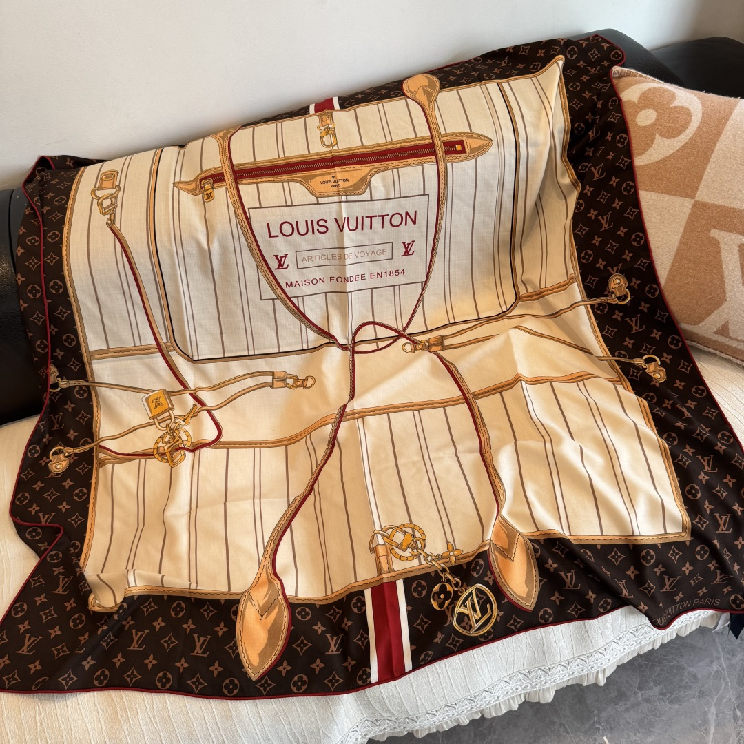 Monogram Infinity 方巾依托印花工艺将 Monogram 图案巧妙铺陈于莹润桑蚕丝，再以