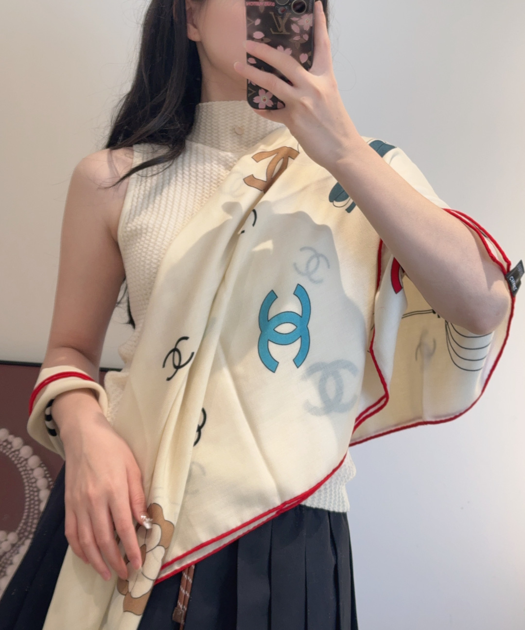 经典茶花优雅Coco风，Chanel最新菱格丝绒大方巾~气质到骨子里，香奶奶新一季的面料超高级，真心超级