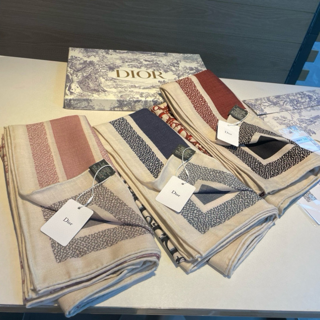 推荐💕140丝绒方巾双面异色羊绒方巾‼️D家ZG爆款立体呈现图案纹路实物档次极高P殊工艺高端研发惊艳问世