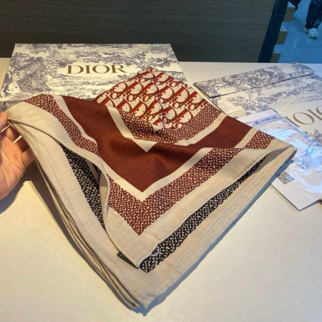 推荐💕140丝绒方巾双面异色羊绒方巾‼️D家ZG爆款立体呈现图案纹路实物档次极高P殊工艺高端研发惊艳问世