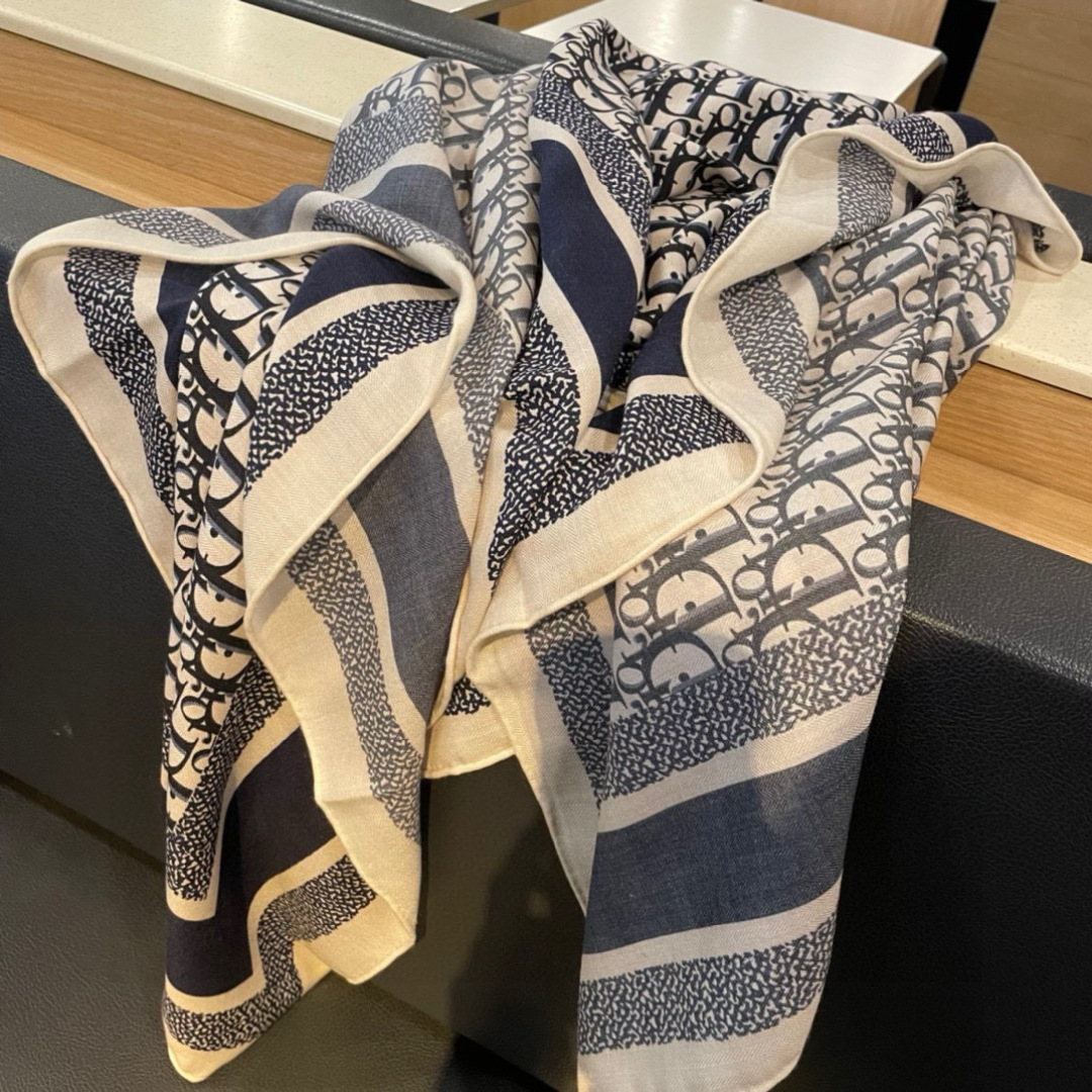 推荐💕140丝绒方巾双面异色羊绒方巾‼️D家ZG爆款立体呈现图案纹路实物档次极高P殊工艺高端研发惊艳问世