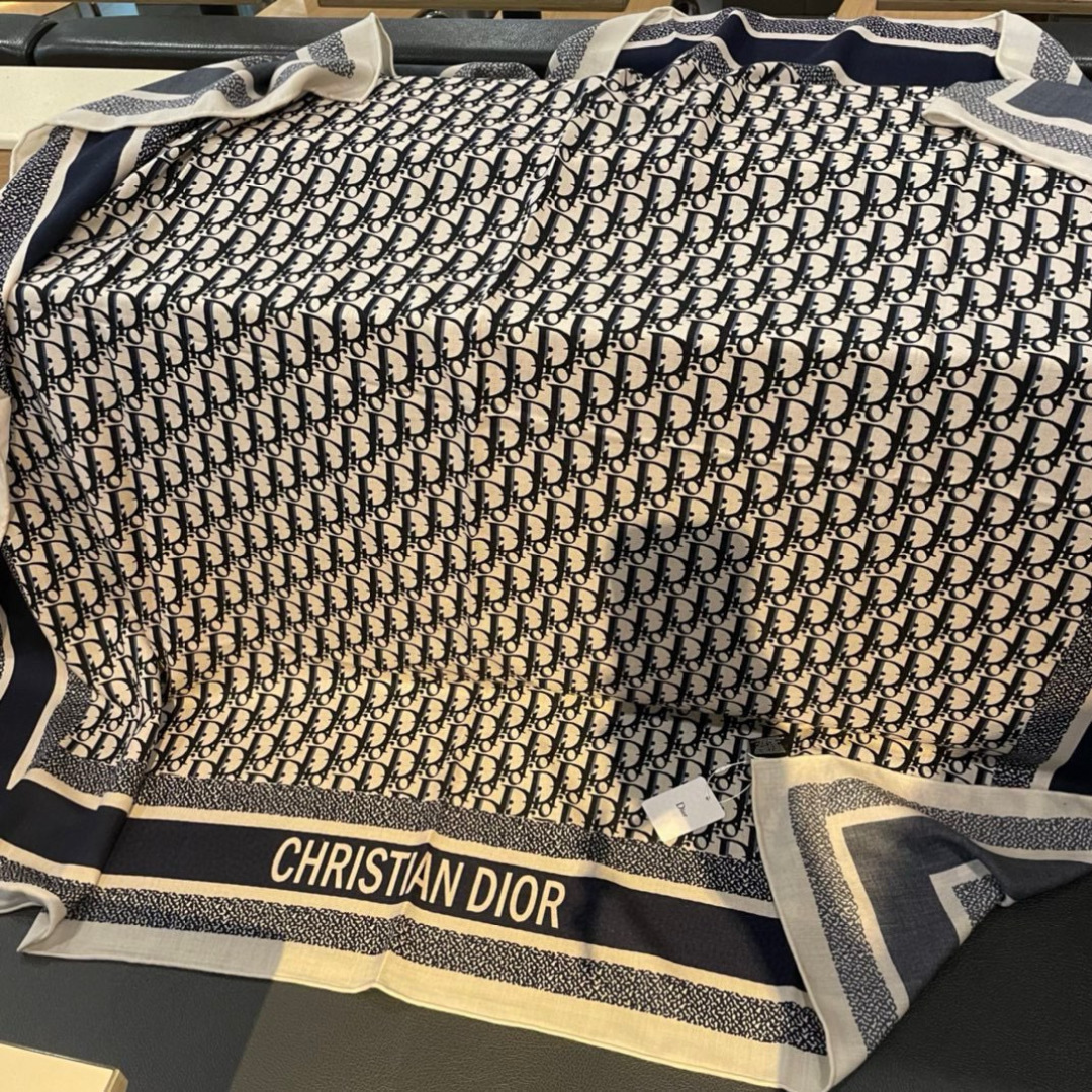 推荐💕140丝绒方巾双面异色羊绒方巾‼️D家ZG爆款立体呈现图案纹路实物档次极高P殊工艺高端研发惊艳问世