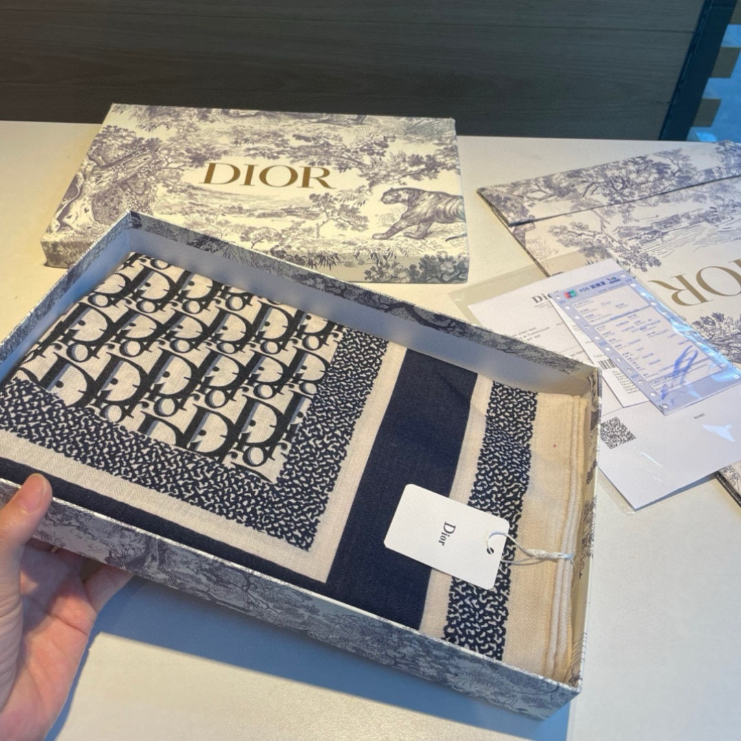 推荐💕140丝绒方巾双面异色羊绒方巾‼️D家ZG爆款立体呈现图案纹路实物档次极高P殊工艺高端研发惊艳问世