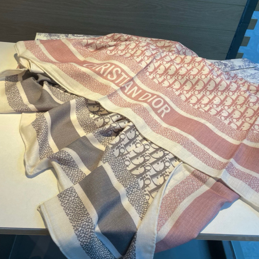 推荐💕140丝绒方巾双面异色羊绒方巾‼️D家ZG爆款立体呈现图案纹路实物档次极高P殊工艺高端研发惊艳问世