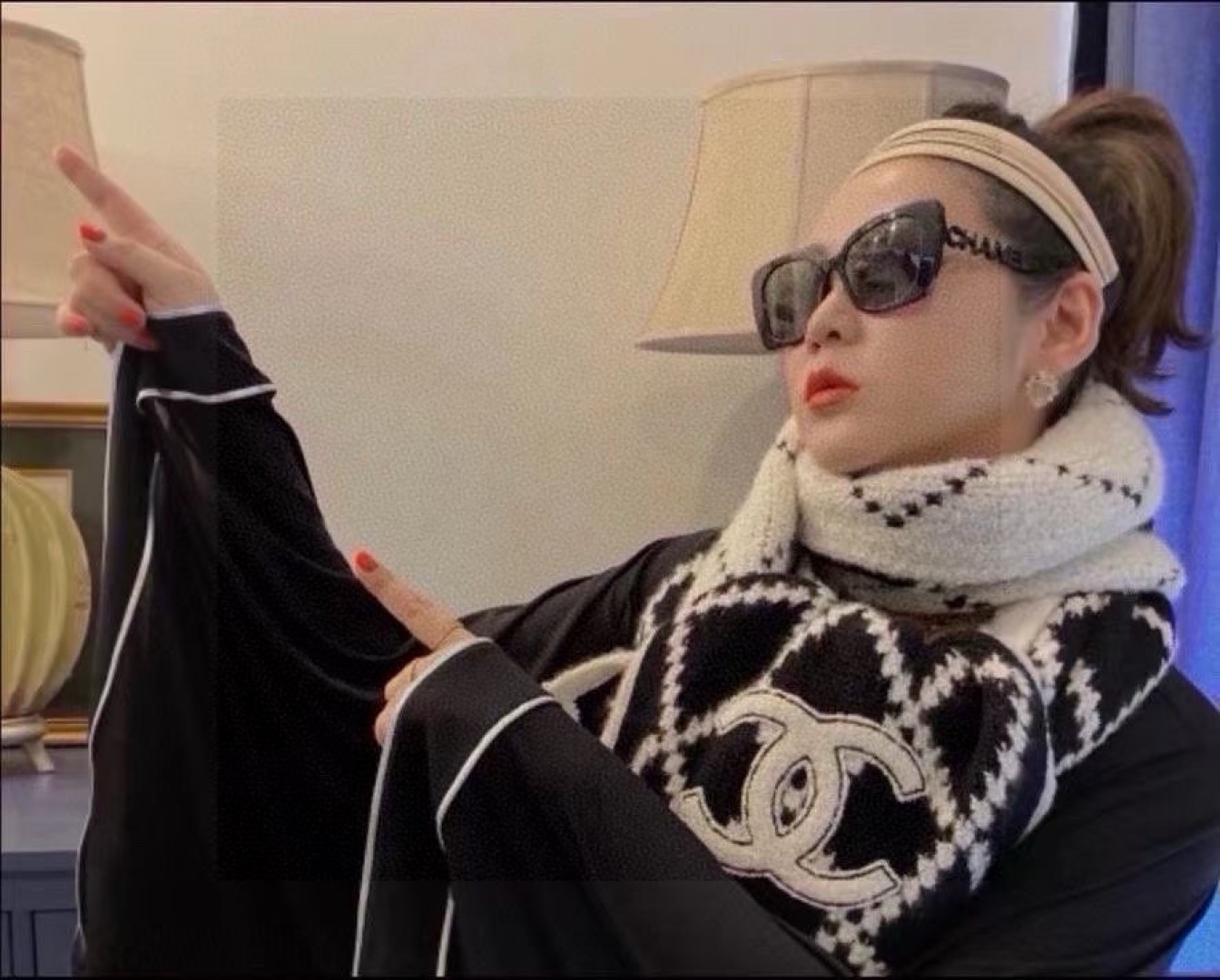 NO:603063,Chanel's classic diamond bag has become an irreplaceable iconic pattern of Chanel's classics in the past. This diamond scarf is a noble product among classics. Each brand's logo has its own story and background. Real success is to be classic and deeply rooted in people's hearts. Chanel's classic and concise Chanel logo is the representative of women in the new era. It is definitely one of the classic styles. No matter what color the coat is paired with, it is fashionable. Size 32*180 Fabric: Cashmere  Color black high version scarf, high version scarf, chanel, chanel19860909香奈儿经典菱格的包包已经成为香家历代经典不可替代的标志性图纹 这款菱格围巾 更是经典中的的高贵出品 每一个品牌的logo后面都有一个属于自己的故事和背景 能做到经典而深入人心才是真正的成功 香家经典而简洁的香奈儿logo更是新时代女性的代表 绝对是经典风格之一 无论搭配什么色调的大衣都是大气时尚 尺寸32*180 面料:羊绒 颜色黑色高版本围巾,高版本围巾,chanel,chanel,scarf