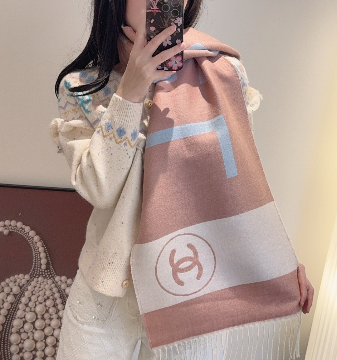 NO:603076,New coco Chanel worsted cashmere letter jacquard scarf, fashionable big-name style, exquisite workmanship, ready-made. The upper body effect is super great. Gift for personal use and super cost-effective. Size: 18030 high version scarf, high version scarf, chanel19860909新款coco香奈儿精纺羊绒字母提花围巾时尚大牌风格,做工精致,现货.上身效果超级棒.送礼自用超高性价比.size: 18030高版本围巾,高版本围巾,chanel,scarf