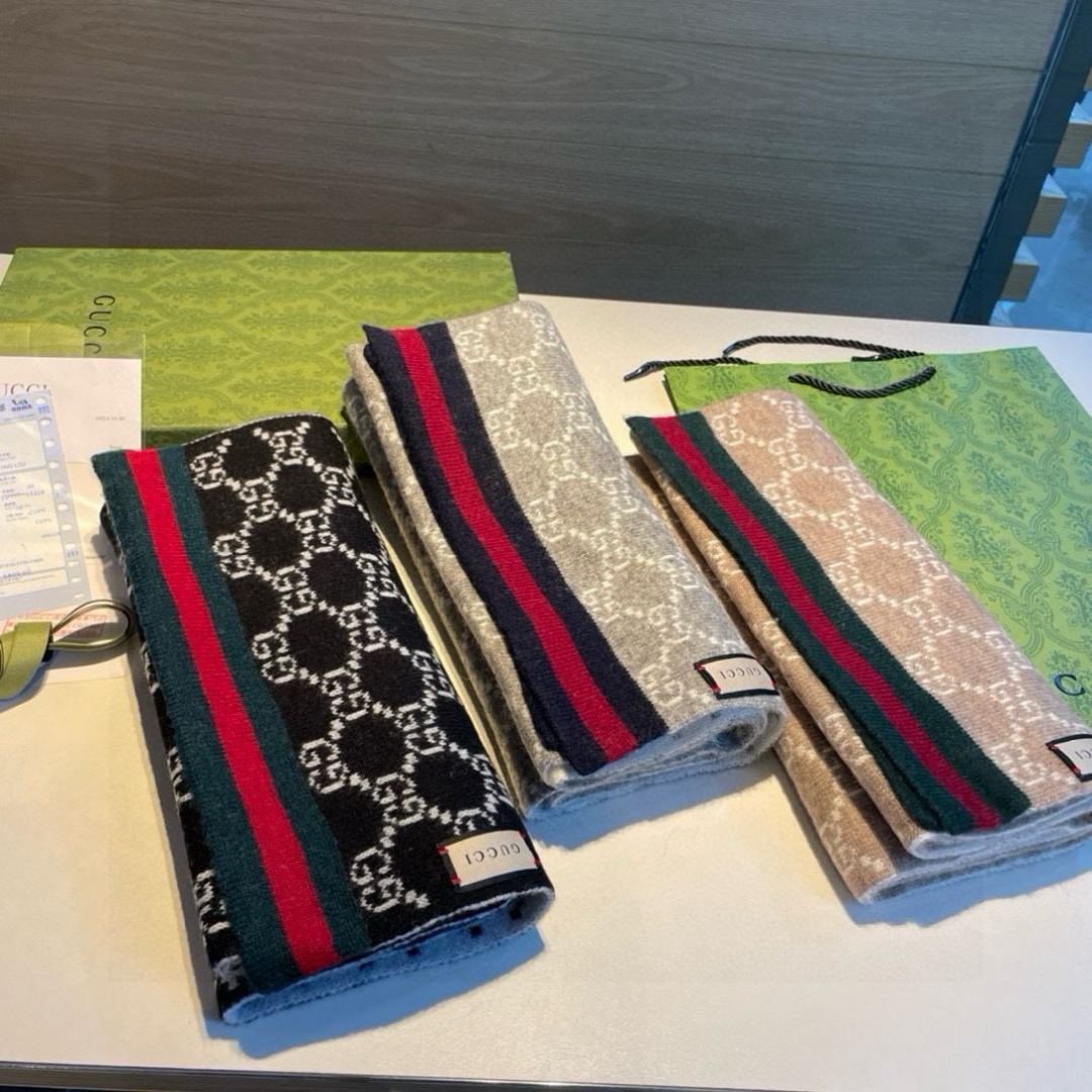 NO:603071,Gucci. Original order!  Highly recommended!  New knitted scarf!  Low-key luxury. The ultimate soft and elegant fashion scarf at the elite level!  The more I look at this Gucci cashmere jacquard scarf, the more I fall in love with it, and the more I look at it, the more fashionable it becomes!  At first glance, you can tell that this kind of craftsmanship and color matching are not ordinary. I really like this expert-level fashion sense. Fashionable people with attitude will definitely like it!  This kind of design is more stretched, more advanced, more grand, and more worthy of recommendation!  Raw cashmere is produced from the abdominal velvet tips of Albas purebred cashmere goats collected every spring. The characteristic of this cashmere is that even after being processed by human craftsmanship, the essence of the raw cashmere is retained to the greatest extent and will have a special texture!  Holding the scarf in your hand feels like holding a cloud of still air!  It is really very high-end. Finally, the biggest feature of this is the design sense of jacquard craftsmanship, which perfectly presents the classic gg logo in another way!  30180cm.high version scarf,high version scarf,gucci19860909Gucci.原单！重磅推荐！新款针织围巾！低调的奢侈感.极品柔美精英高手级别的时髦感围巾！这款Gucci羊绒提花围巾越看越爱,越看越时髦！这种工艺和配色一看就知道不是一般的,非常非常喜欢这种高手级别的时髦感,有态度的时髦人一定会喜欢！这样的设计更舒展,更高级,更大气,更加经得起推荐！采用每年开春采集的阿尔巴斯纯种绒山羊腹部绒尖为原绒生产,这种羊绒的特点就是,即便经过人类工艺的加工,仍最大程度的保留了原绒的本质,会有特殊的肌理纹！围巾握在手里就跟握着云朵般的仍空气绵绵感！真的非常高级最后,这个最大的特色还有提花工艺的设计感,将经典的gglogo另一种完美呈现！30180cm.高版本围巾,高版本围巾,gucci,scarf