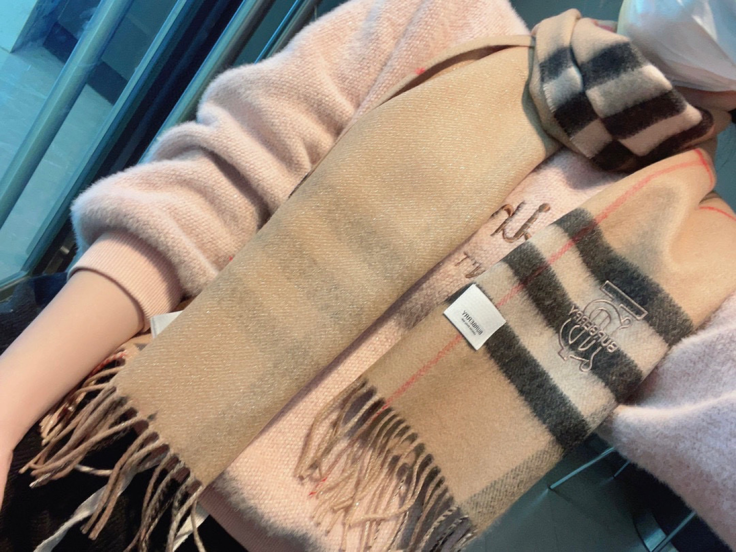 NO:603077,Burberry is a super stylish and versatile model. The latest exported cashmere scarves for men and women are of extremely good quality and great value. The hand feel is very delicate. The key is that this type of scarf is very versatile. It can be matched with casual jackets or business suits. It will never go wrong. The material selection is also very exquisite and is selected from Alpine cashmere. Unisex. For couples, the recommended size is 190*30 high version scarf, high version scarf, burberry, jackets & coats.19860909巴宝莉 超级有品百搭的款,绝对质量好到爆的超值最新出口男女羊绒围巾.手感细腻度非常好关键这类的非常百搭,可以搭配休闲外套也可以搭配商务西服绝对不会不会搭错的款.选料也是很考究的选自阿尔卑斯山羊绒.男女通用 情侣款超级推荐尺寸190*30高版本围巾,高版本围巾,burberry,jackets & coats,scarf