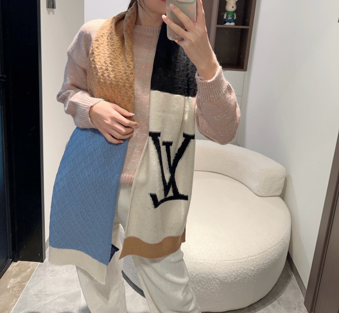 NO:603079,LV CABLE scarf M79445 LV Cable scarf relies on various knitting techniques to create eye-catching splicing effects and warm texture for large silhouettes, cleverly highlighting the new season fashion. The eye-catching logo injects brand flavor. 175*30 cm cashmere high version scarf, high version scarf, louis vuitton19860909LV CABLE围巾 M79445 LV Cable围巾依托多样针织工艺,为大号廓形营造瞩目拼接效果和舒暖肌理,巧妙彰显新季风尚.醒目标识注入品牌气息.175*30厘米 羊绒高版本围巾,高版本围巾,louis vuitton,scarf