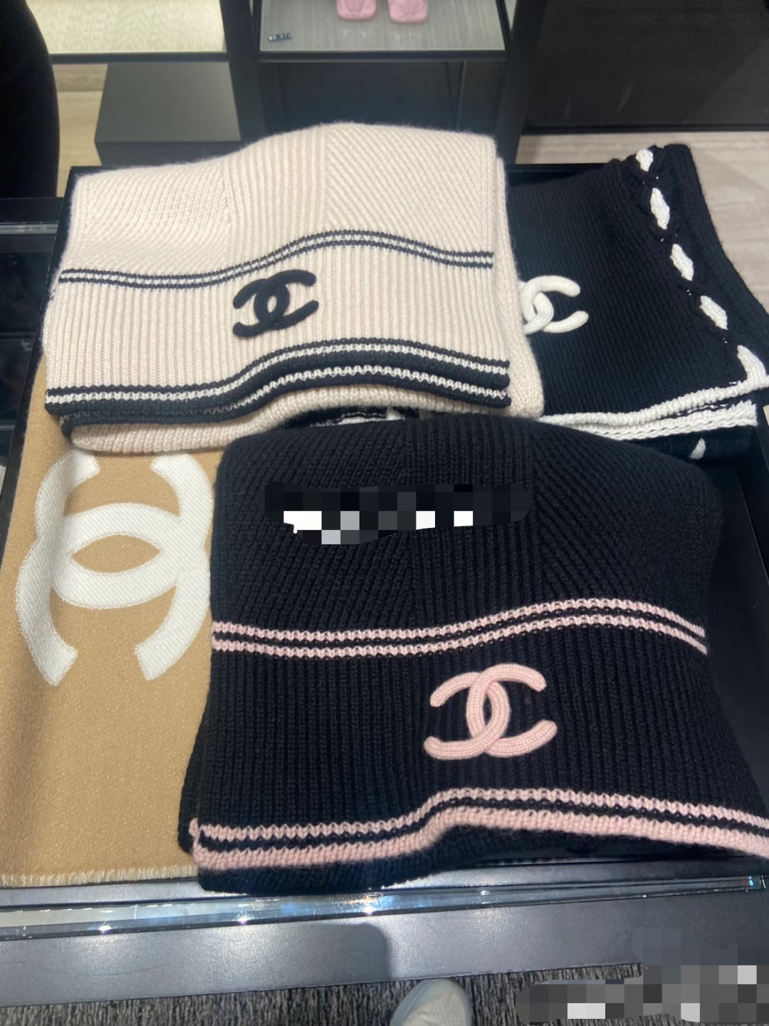 NO:603081,Chanel Chanel's new counter [Xiaoxiang embossed double C scarf] is so beautiful [crying] Royal palace level best, the new counter is selling imported pure cashmere fashionable embroidered knitted wool scarf and shawl, extremely beautiful, really the upper body is very flattering to the skin tone, versatile, you can decide whether it looks good or not, scarf size 30180cm, selected pure cashmere high version scarf, high version scarf, chanel, chanel, shawls19860909Chanel 香奈儿专柜新款【小香浮雕双C围巾】美翻了[流泪]御用殿堂级极品,新款专柜在售 进口纯羊绒时尚绣花针织毛线围巾披肩,美丽至极 真的 上身极为衬肤色 百搭 好看不好看自己看吧 ,围巾尺寸30180cm,精选纯羊绒高版本围巾,高版本围巾,chanel,chanel,shawls,scarf