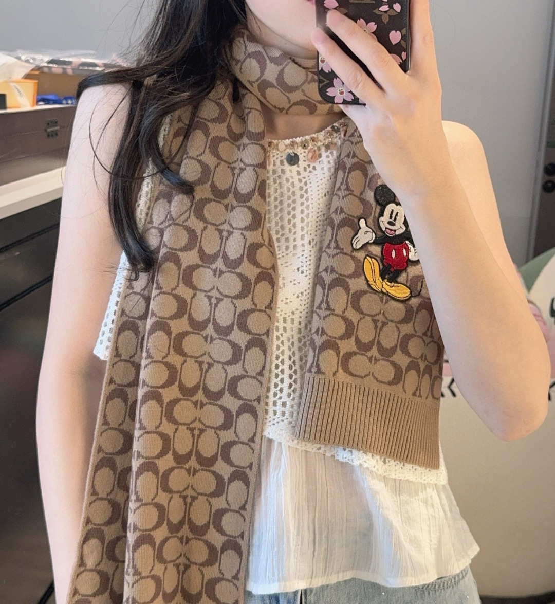 NO:603089,COACH & Disney joint Mickey scarf knitted fabric Australian wool threaded hem same style for men and women single style single color exquisite details in place soft and waxy feel versatile color matching specifications 25*160cm high version scarf, high version scarf, coach19860909COACH＆迪士尼 联名米奇围巾 针织面料 澳毛 螺纹下摆 男女同款 单款单色 精致 细节到位 手感软糯 配色百搭 规格25*160cm 高版本围巾,高版本围巾,coach,scarf