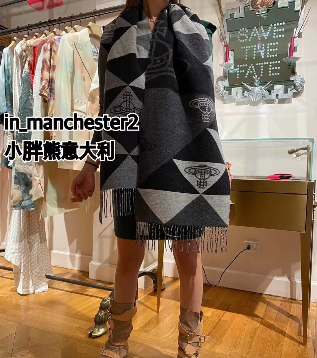 NO:603096,Classic large saturn scarf vivienne westwood saturn british fashion designer, the mother of punk fashion!  Fashionable style, strong quality, super beautiful design!  Simple and elegant, with exquisite embroidered logo, you don’t have to worry about it not looking good, because it has classic elements and a modern new design!  The perfect choice for gift giving, it fully shows your personality. The quality of the whole jewelry is very high. It gives people the aura of a famous brand and is very delicate at the same time. It elevates the whole person to several levels. It is definitely worth buying. The size 30*180 high version scarf, high version scarf19860909经典大土星围巾 vivienne westwood西太后土星 英国时装设计师,时装的朋克之母！时尚潮流风格,品质强大,超美的设计！简约大气刺绣Logo精致这个款不用担心不好看,因为经典的元素洋气的新设计！赠礼的完美之选,充分展现个性风范.品质非常整个首饰给人大牌气场的同时又非常精致,让整个人的层次提升好几个level绝对值得入手尺寸30*180高版本围巾,高版本围巾,scarf