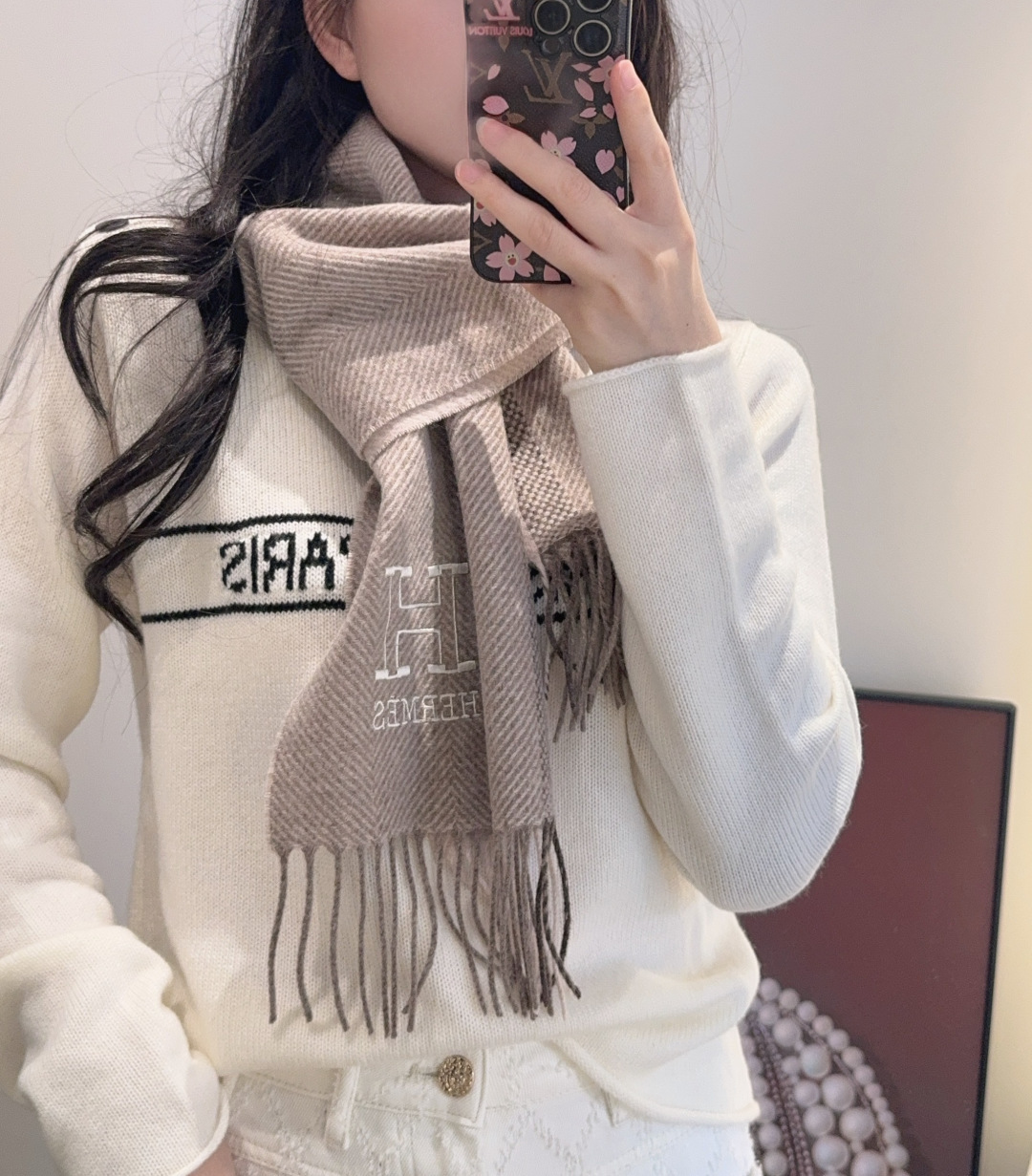 NO:603108,Hermès scarves are crazy beautiful, so stylish and charming, a very elegant and fashionable autumn and winter item!  I really like it. It’s a very classic men’s design made of lambskin. It feels really great on the upper body and looks good on any waist!  !  This style is really worth buying with your eyes closed, and it can be easily worn by any age group!  !  !  35*200cm high version scarf, high version scarf, hermes19860909爱马仕围巾,好看的要疯掉了,太有型太有魅力了非常斯文时尚的秋冬单品！真的很喜欢,非常Classical的男款设计羔绒,手感真的绝了上身效果真的随便怎么围都好看！！这种款式真的闭着眼买,任何年龄层都轻松驾驭！！！35*200cm 高版本围巾,高版本围巾,hermes,scarf