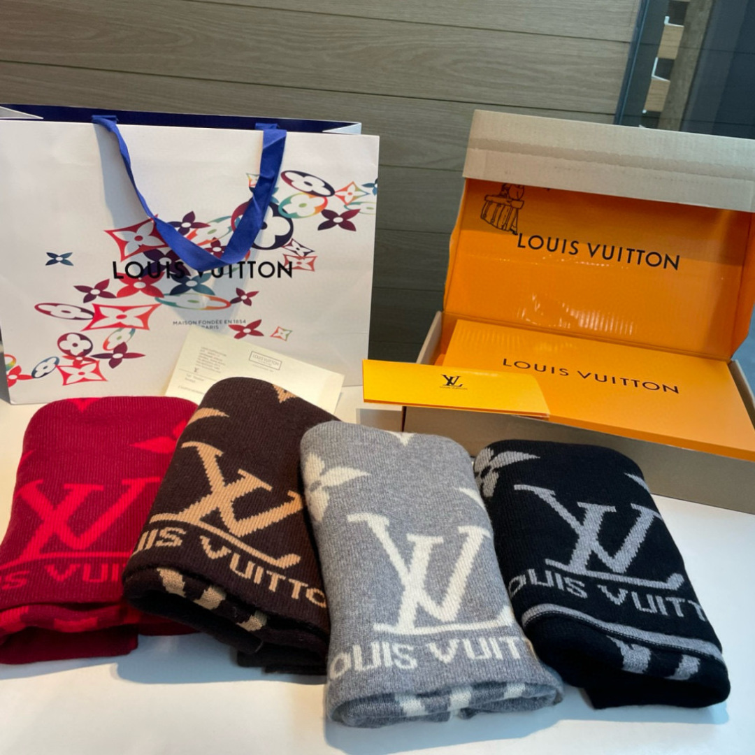NO:603111,New popular LV exclusive goods for couples. Luxury is all in the size. High-end quality and super high cashmere quality will be favored by this brand. This quality is a very rare knitted scarf on the market. It is really a super high-end product. Only such a big brand can have it. Every color is loved and every color is reserved. Selling one less good product. Imported knitted cashmere size 180*32 high version scarf, high version scarf, louis vuitton19860909爆款上新 情侣款LV 独家牛货 奢华尽在尺寸之间,高端品质具有超高羊绒品质才会被此品牌青睐这种精品是市场上及其少见的围巾针织,真是超级高端货只有这种大品牌才会拥有每色都是大爱每色都留.卖一条少一条的好货 进口针织羊绒 尺寸180*32高版本围巾,高版本围巾,louis vuitton,scarf