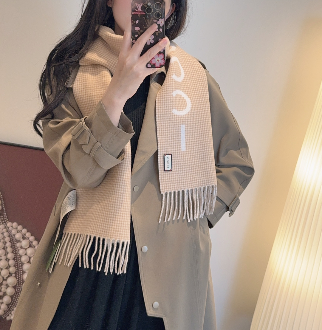 NO:603117,Gucci ·  Gucci houndstooth cashmere scarf is a hard product. Regarding the arrangement of the hemp slip, a batch of original export orders have been delivered, and one batch has just passed customs and went straight to the UK. The last batch is still in emergency production. I don’t want to describe this kind of product anymore. It is a must-have item for thousands of years. It is suitable for both men and women. The buyer takes away one.  Part of the fabric is cashmere. It feels soft and waxy, not heavy. It is super warm and skin-friendly. It is low-key and luxurious. Every color is so loved that I love it so much. Every color must be arranged. At such a good price, it will break your head if you miss it. Size 30*180cm high version scarf, high version scarf, gucci19860909Gucci · 古奇千鸟格羊绒围巾来个硬货.麻溜的安排上.纯正出口原订单已经交货一批,其中一批刚过海关,直蹦英国.最后一批还在紧急生产中.这种货已经不想多描述了,万年必备款.男女通用.买手带走一部分.面料羊绒.手感软糯,不厚重.超级保暖亲肤.及其低调奢华每个色都是爱到爆炸每色必须安排上.这么好的价位,错过敲烂脑壳儿size30*180cm高版本围巾,高版本围巾,gucci,scarf