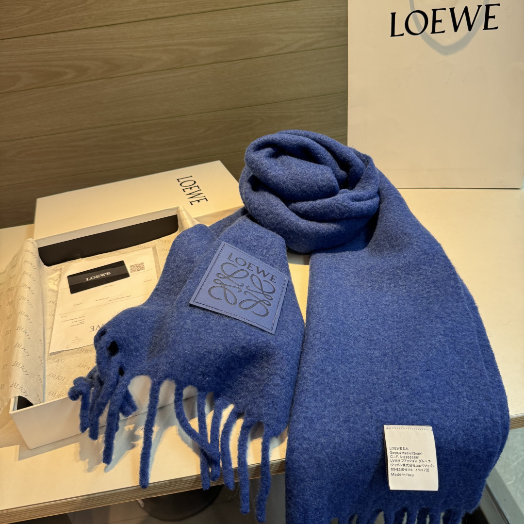 ✨✨【小红书同款】Loewe罗意威新品彩色马海毛围巾❗️斯德哥尔摩的温暖色彩，第一眼便爱上，超高颜值，梦
