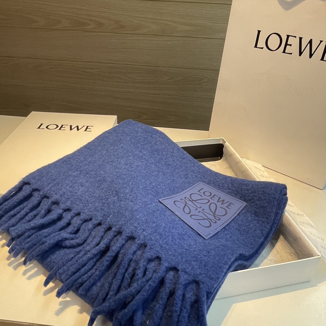 ✨✨【小红书同款】Loewe罗意威新品彩色马海毛围巾❗️斯德哥尔摩的温暖色彩，第一眼便爱上，超高颜值，梦