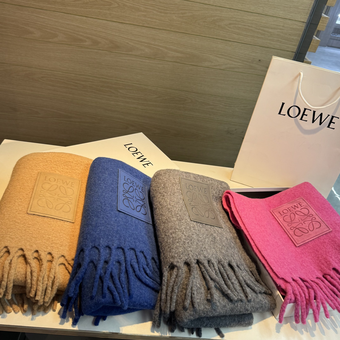 ✨✨【小红书同款】Loewe罗意威新品彩色马海毛围巾❗️斯德哥尔摩的温暖色彩，第一眼便爱上，超高颜值，梦